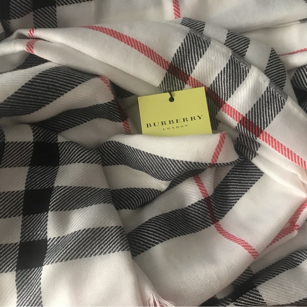 ❤️🖤BNWT Burberry Cashmere Scarf🖤❤️